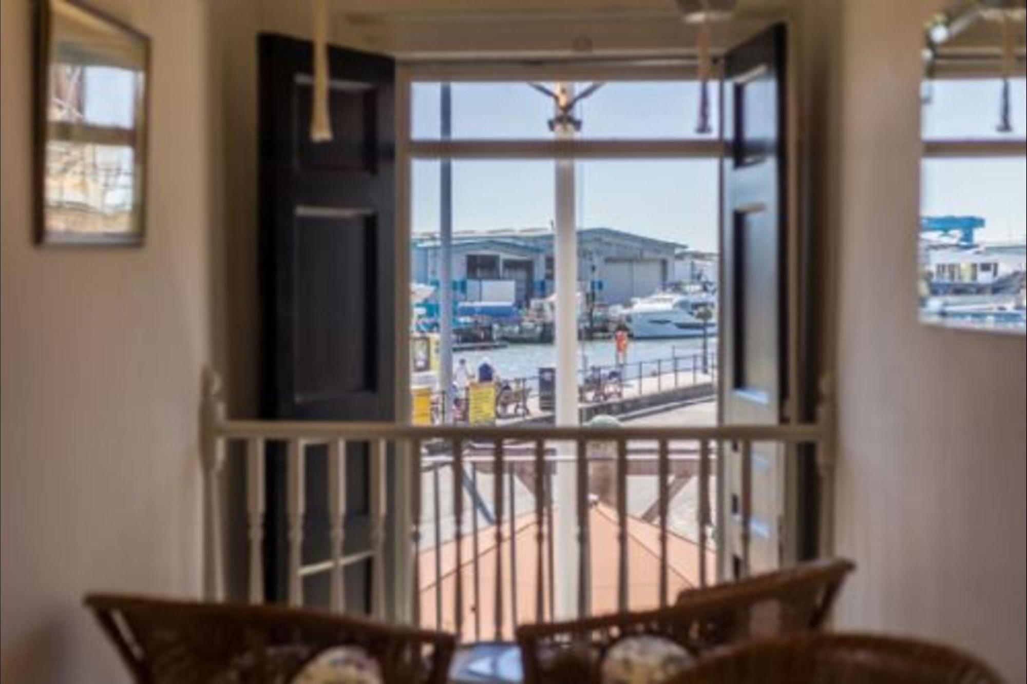 Custom House Poole - Overlord Chamber Exterior photo
